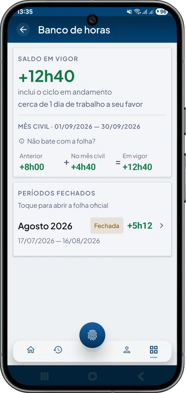 Tela de banco de horas do TimeClock: o saldo em vigor a favor do colaborador, a divisão do mês civil e o período já fechado