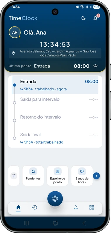 Tela inicial do TimeClock num celular Android: o relógio do momento, o endereço em que a batida será registrada, o último ponto e a linha do tempo da jornada